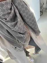 Lade das Bild in den Galerie-Viewer, Maxi Fransentuch &quot;COSEY&quot;
